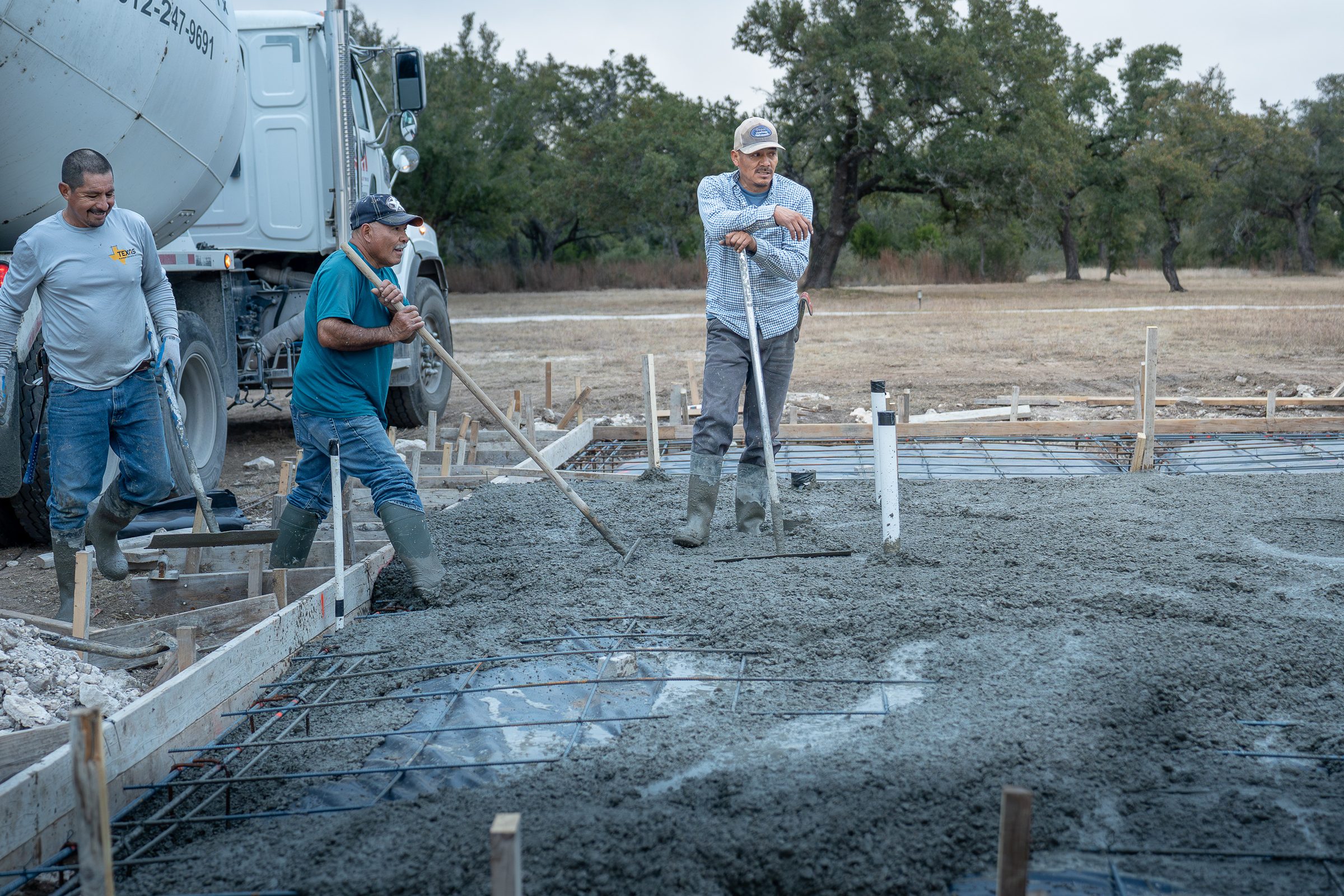 Guiding the chute over reinforced forms